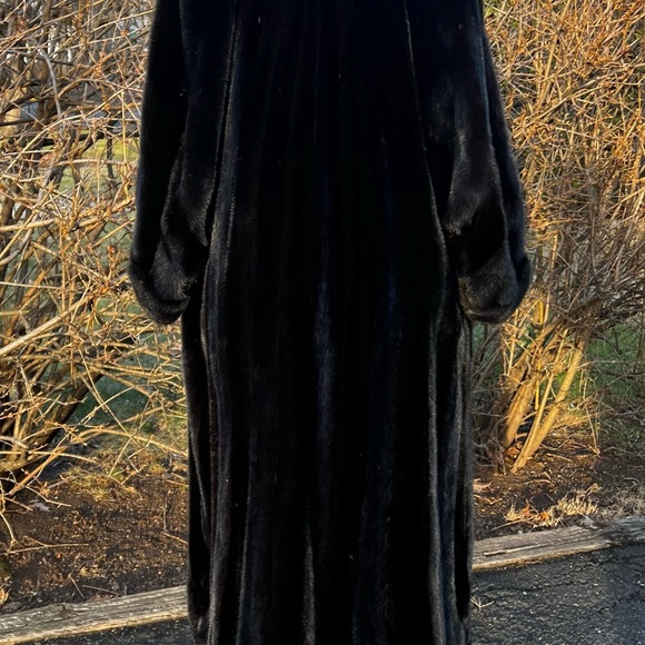 Like new very exquisite Dark Black Mink from Steven Corn Furs - Picture 6 of 9